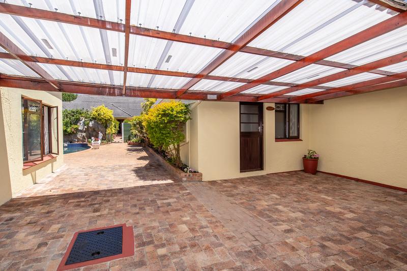 5 Bedroom Property for Sale in Bergvliet Western Cape